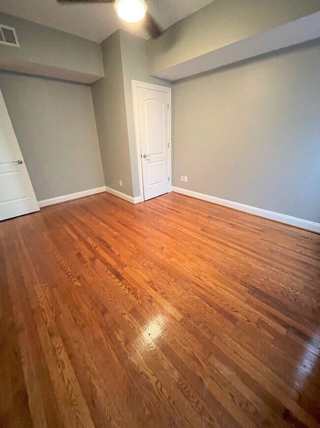 Building Photo - $1750 - Spacious & Updated 2B/2B Main Floo...
