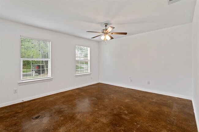 Building Photo - 804 E 5th St