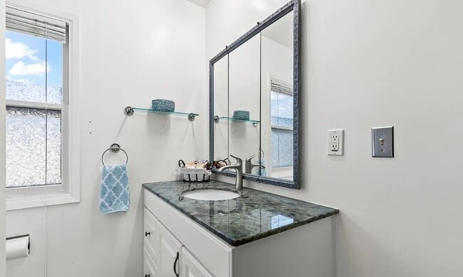 Building Photo - Move in ready