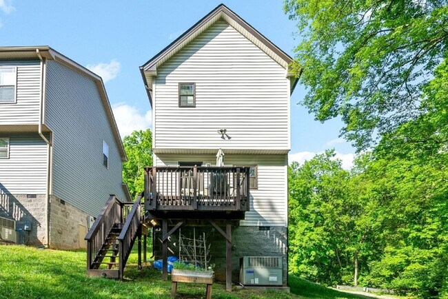 Building Photo - 960 Charlotte St