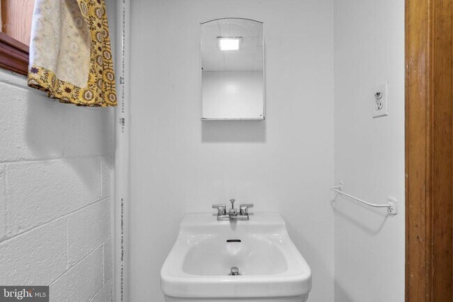 Building Photo - 5617 Knollwood Rd