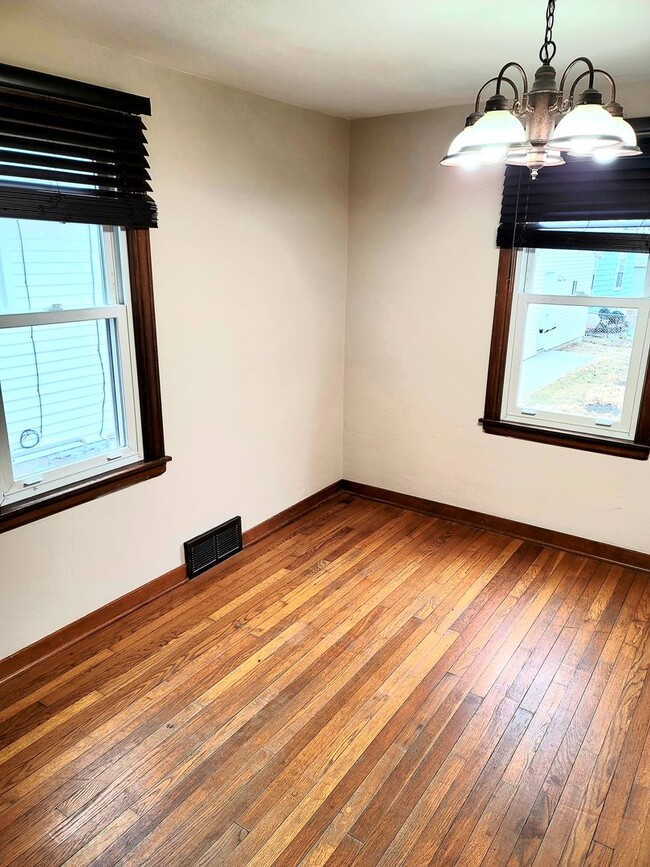 Building Photo - Charming 4 Bedroom on the North Side of Ma...