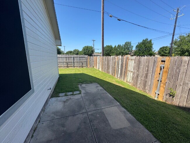 Building Photo - 2-Bed 2-Bath 1-Car Garage easy access to W...