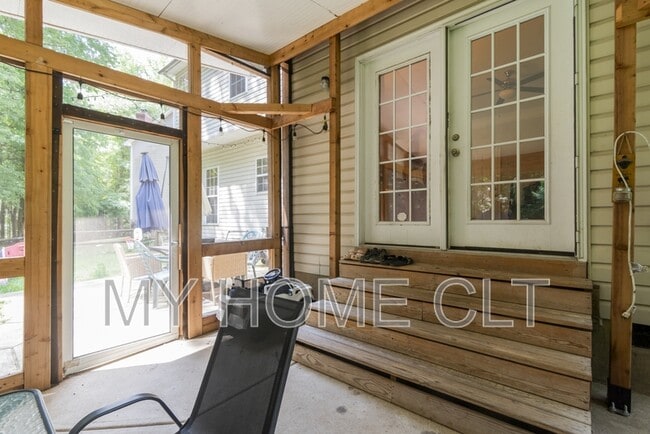 Building Photo - 10029 Dauphine Dr