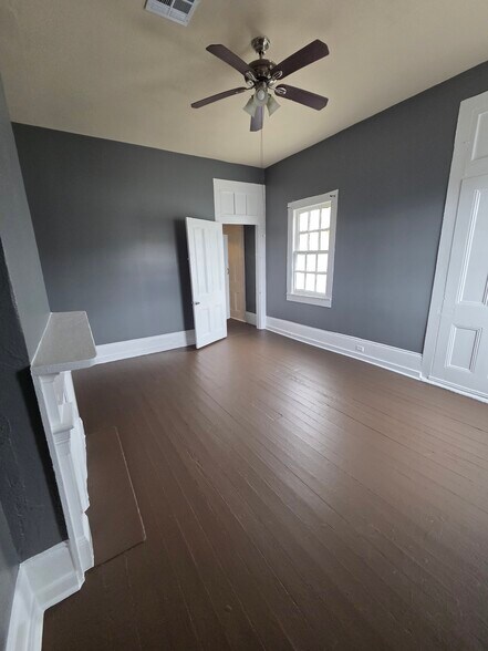 Building Photo - 2213 Baronne St