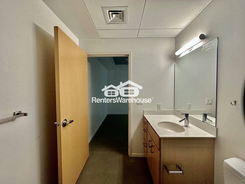 Building Photo - 350 E Locust St