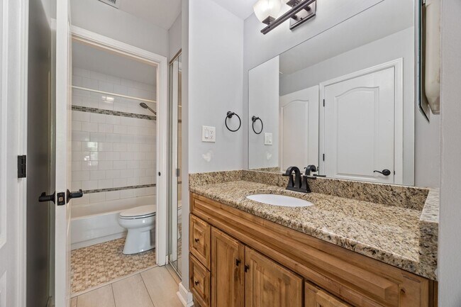 Building Photo - 890 Sheldon Ct