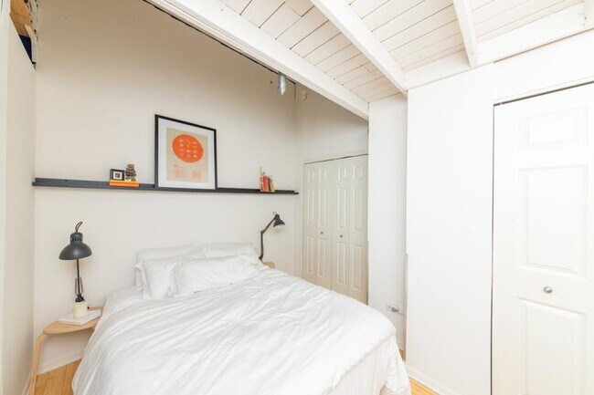 Building Photo - 1 bedroom in Chicago IL 60654