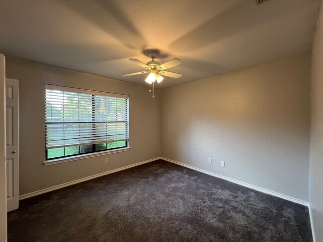 Building Photo - Awesome 4 bdrm/2.5 ba in La Brisas