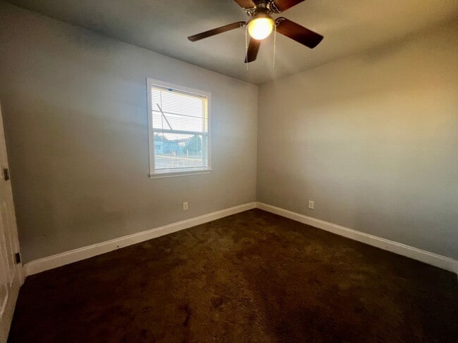 Building Photo - 3 Bedroom in Slaton
