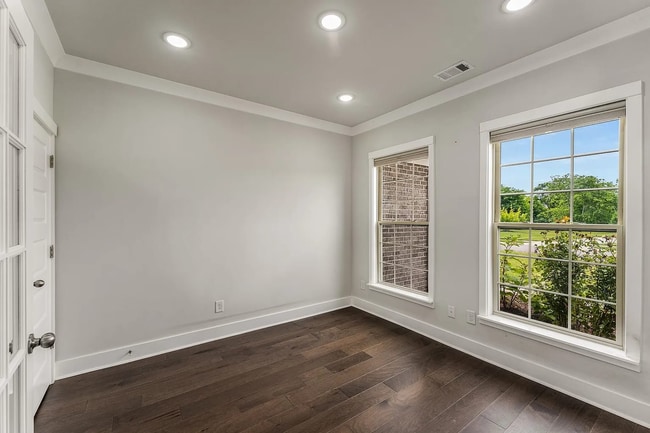 Building Photo - Exquisite Executive Home in the Heart of S...