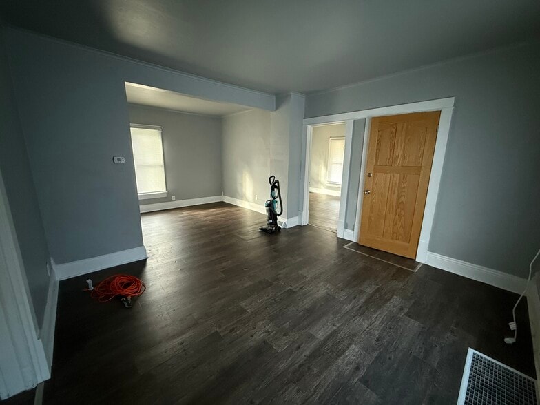 Primary Photo - 1035 Durfee Ave