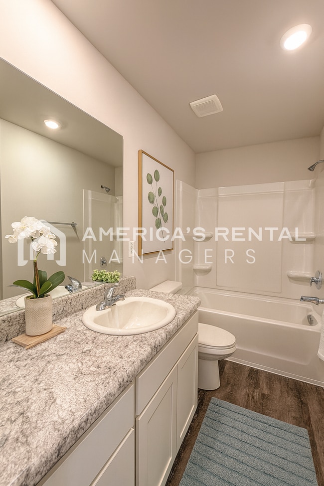 Building Photo - Stylish two level home with open concept l...