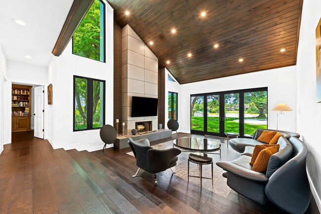 Building Photo - 18425 Long Lake Dr