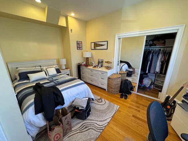 Building Photo - Awesome 6 bed 3.5 bath in Somerville...