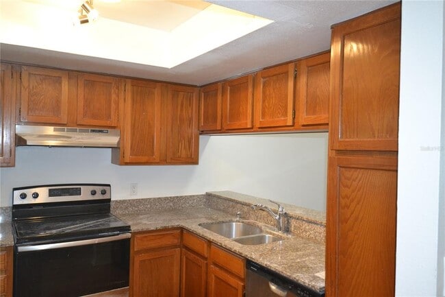 Building Photo - 209 Woodlake Wynde