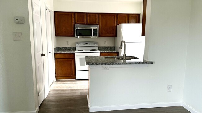 Building Photo - 3900 Woodchase Dr