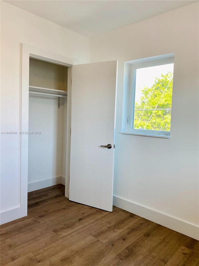 Building Photo - 1560 NW 1st Ct