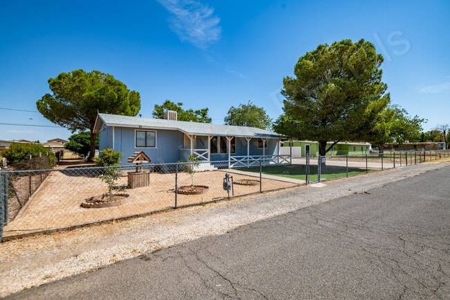 Building Photo - LARGE FENCED YARD WITH DETACHED GARAGE