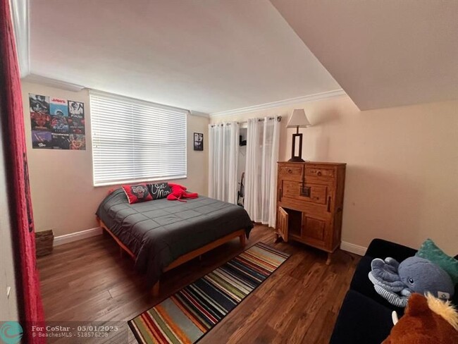 Building Photo - 605 Oaks Dr