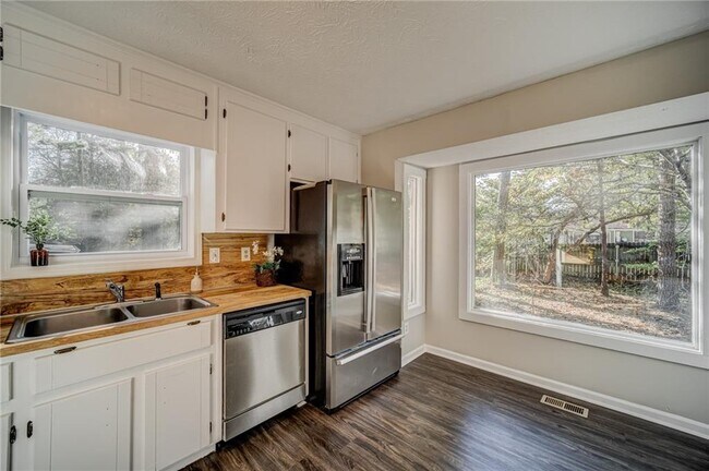 Building Photo - 4060 Oak Ferry Dr NE