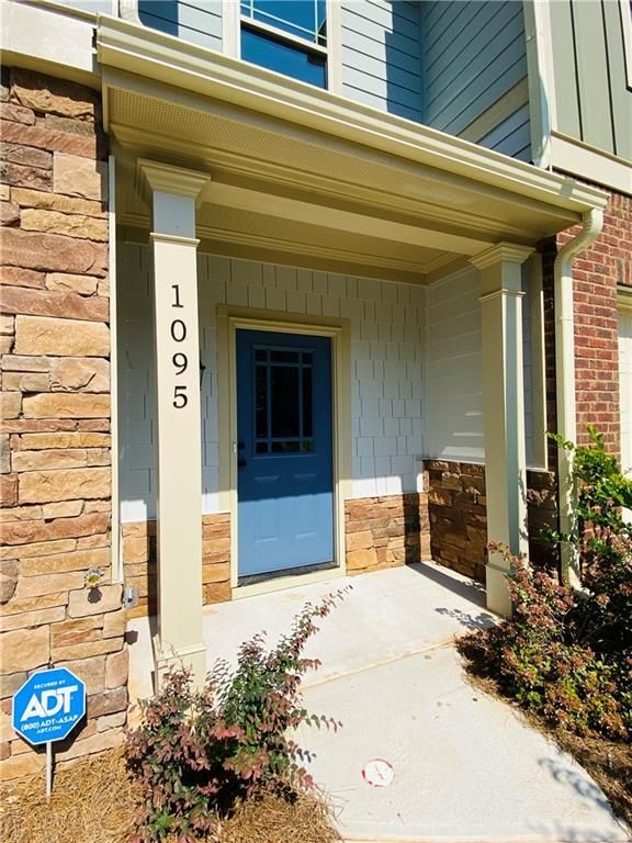 Building Photo - 1095 N Village Dr