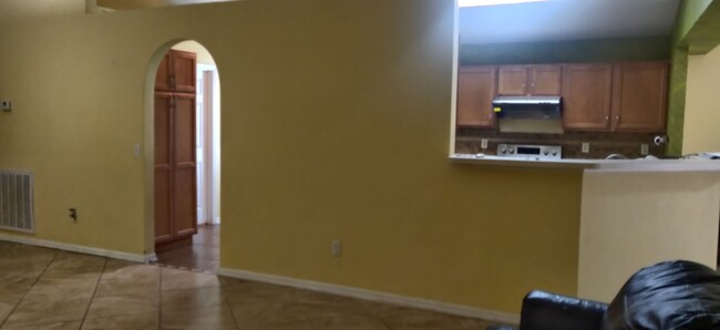 Building Photo - 4 bedroom 2 bath