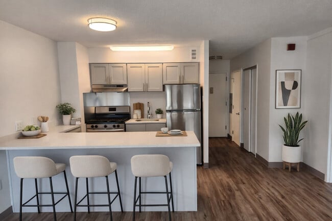 Building Photo - Kingsbury Towers