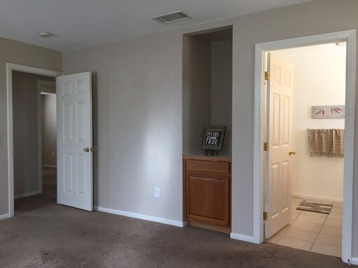 Building Photo - Remodeled 3 bed/2 bath home close to shopping