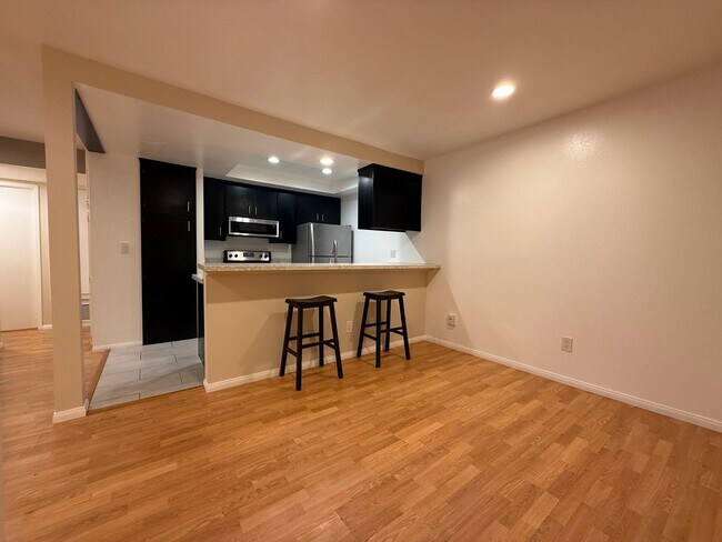 Building Photo - Mission Plaza 2/2 Great amenities & location