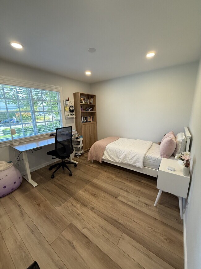 Building Photo - Stunning Fully Remodeled 4-Bedroom 2 Bathroom Home with Designer Kitchen & Spacious Open Layout i...