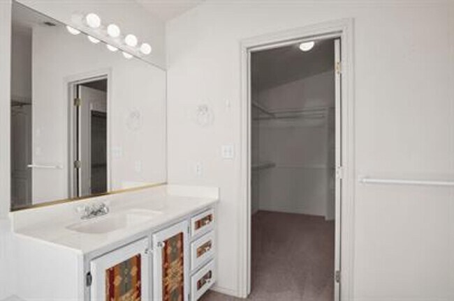 Building Photo - Bloomington Beauty!  6 month lease