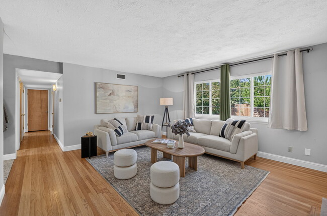 Building Photo - Spacious 4-Bed Oasis with 2 Full Baths