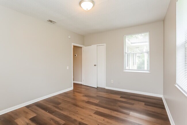 Building Photo - 4606 Albermarle Ave