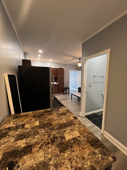 Building Photo - 215 Cherry St