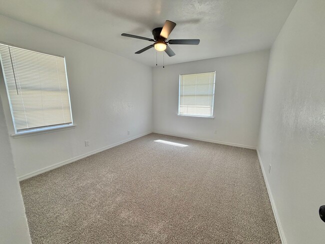 Building Photo - 3 bed Fresh inside!