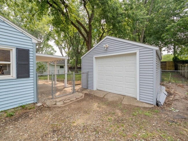 Building Photo - Two bedroom home in Portage