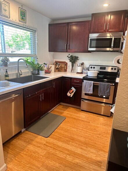 Building Photo - 1576 Parkway Dr