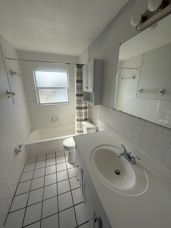 Building Photo - 1527 Schoolhouse St