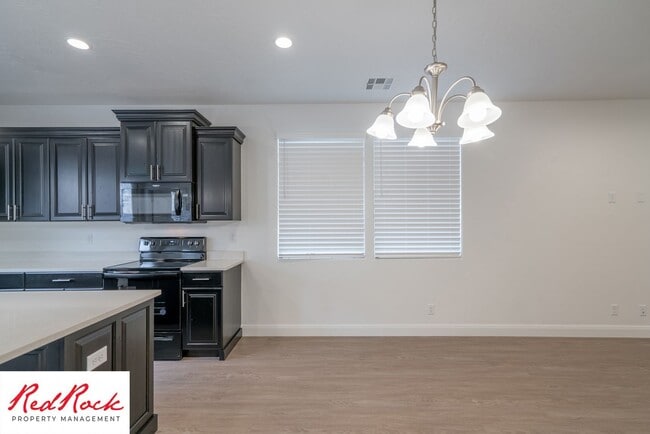 Building Photo - 3 Bedroom Single-Level Home In Quiet St. G...