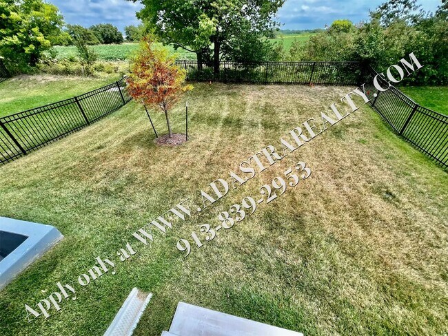 Building Photo - Beautiful Like New 4 Bed 4 Bath Home in Overland Park-Available NOW!!
