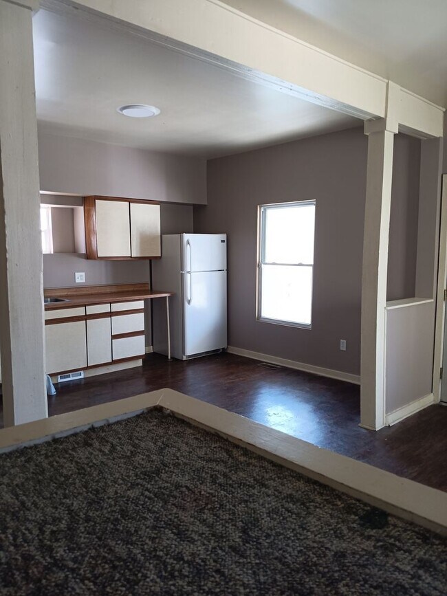 Building Photo - Rentschler Duplex