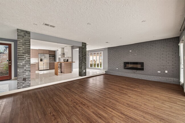 Building Photo - 2130 Round Lake Dr