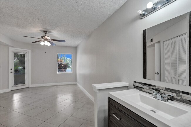 Building Photo - 9999 Summerbreeze Dr