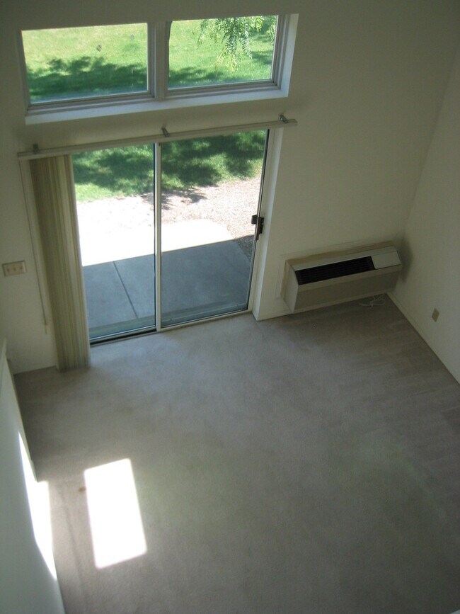 Building Photo - Great Arboretum location - lofted units - ...