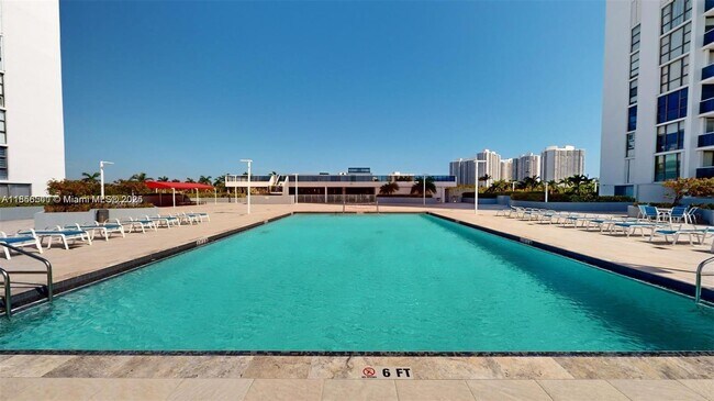Building Photo - 3625 N Country Club Dr