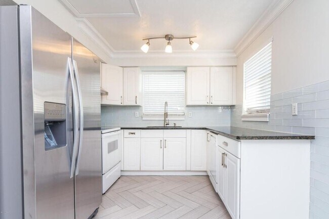 Building Photo - WONDEFUL BEACHSIDE POOL HOME - POOL CARE & LAWN CARE INCLUDED