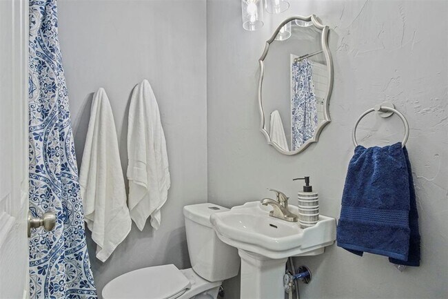 Building Photo - 1704 Cairo Ave