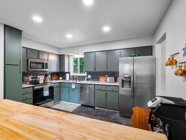 Building Photo - 670 Treeside Dr