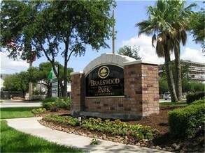 Building Photo - 2255 Braeswood Park Dr